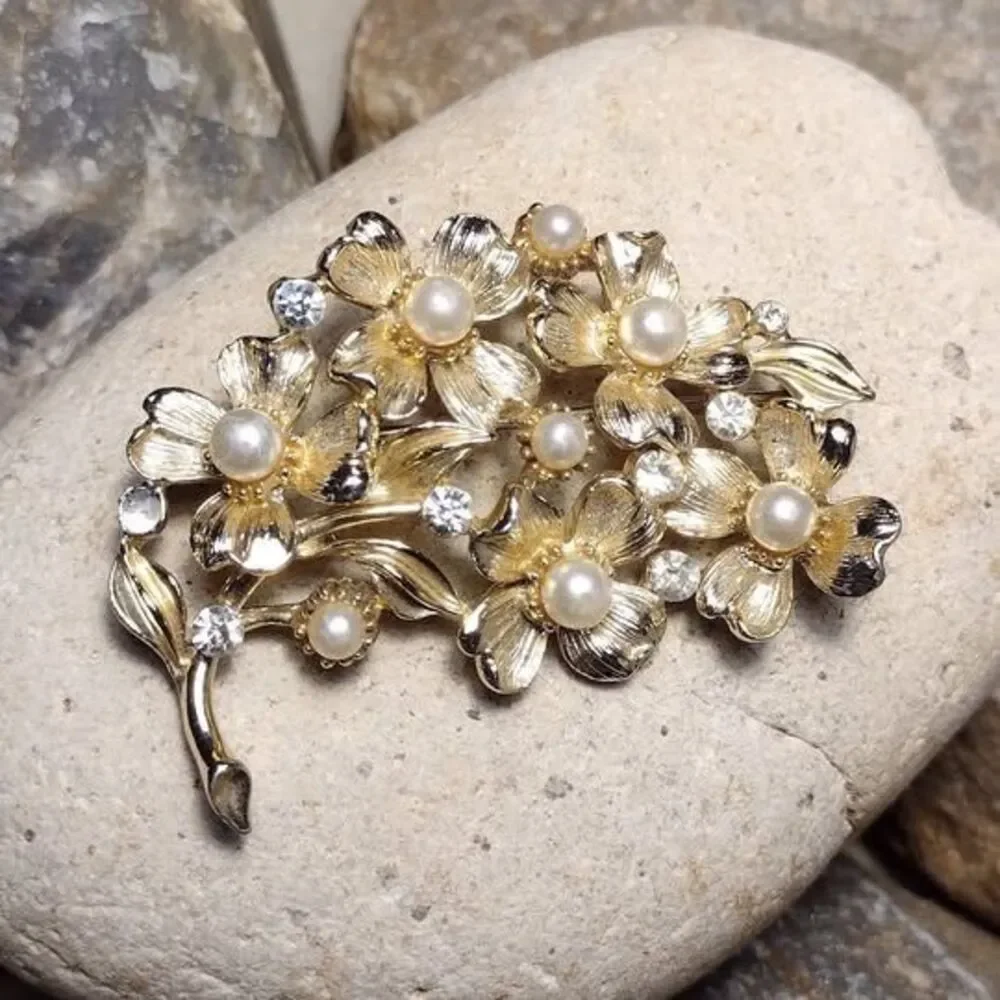 Lisner Dogwood Pearl Flower Gold tone Brooch Pin Vintage